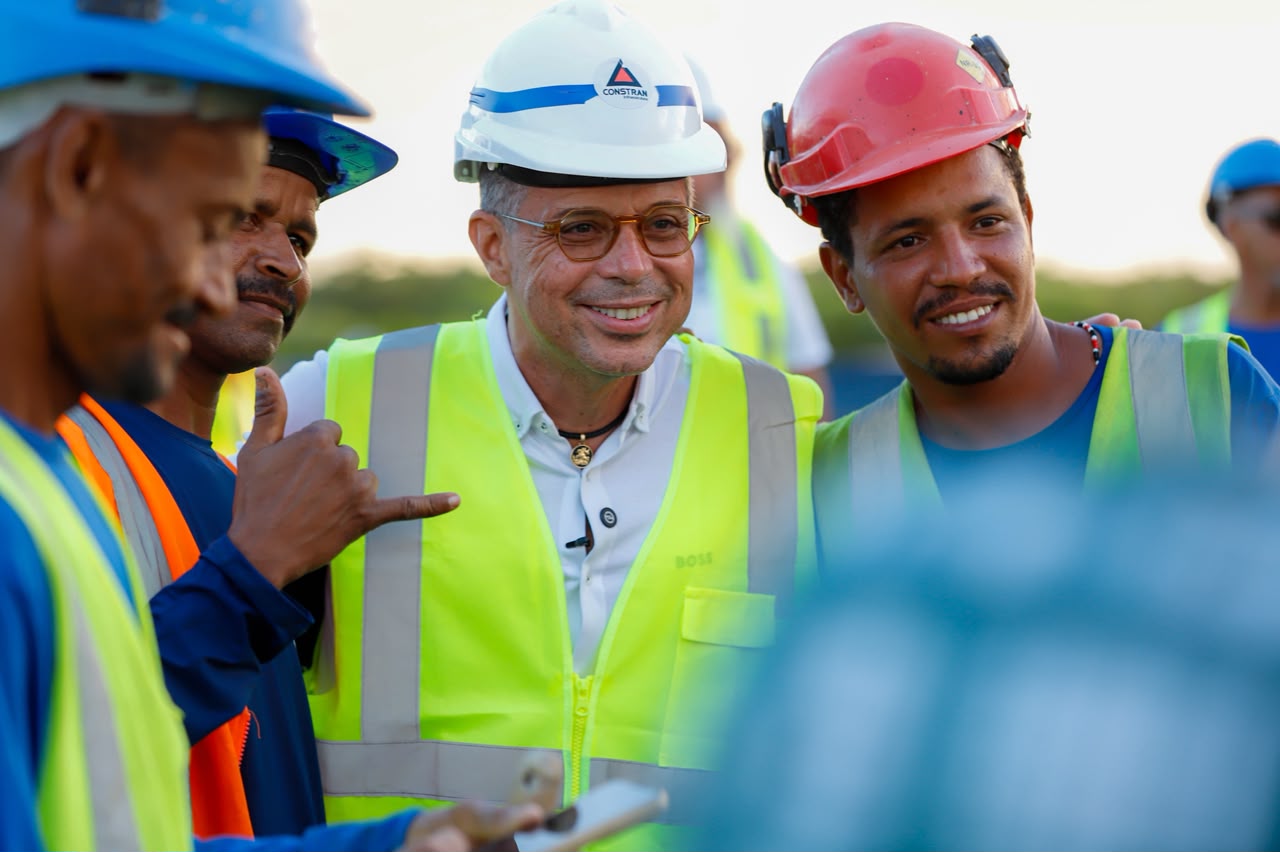 O governador Fábio Mitidieri em agenda de emprego e turismo em Sergipe