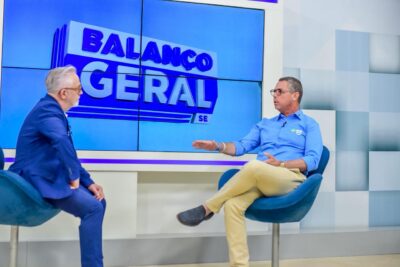 O governador Fábio Mitidieri no estúdio da TV Atalaia durante entrevista sobre a saúde