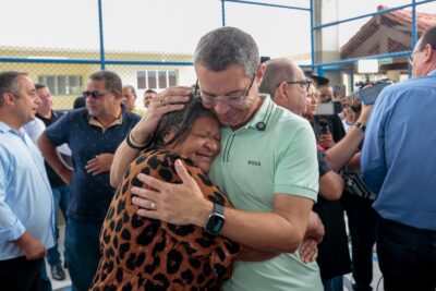 Fábio Mitidieri é recebido por moradora durante visita em Socorro