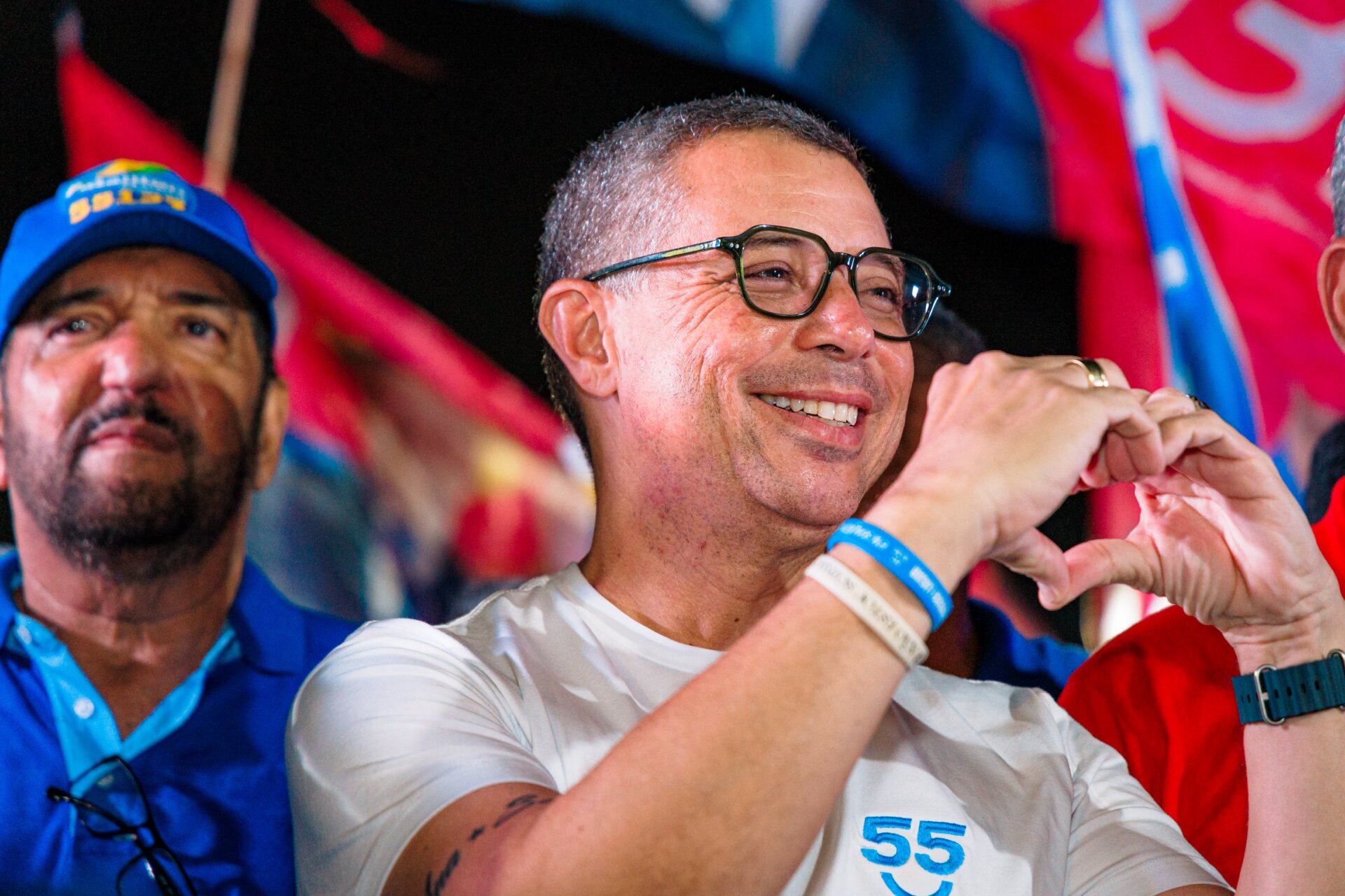 Fábio Mitidieri acena a apoiadores durante a campanha
