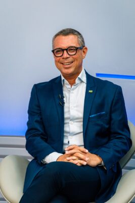 O governador Fábio Mitidieri durante entrevista à TV Sergipe sobre o abastecimento de água