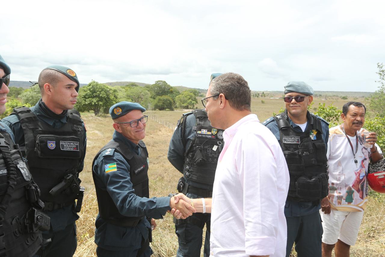 Governador Fábio Mitidieri com forças de segurança de Sergipe