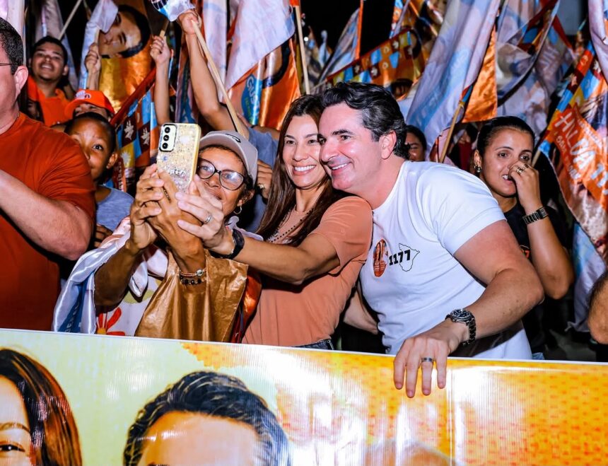 Deputado federal Gustinho Ribeiro e Hilda Ribeiro com moradores em Simão Dias