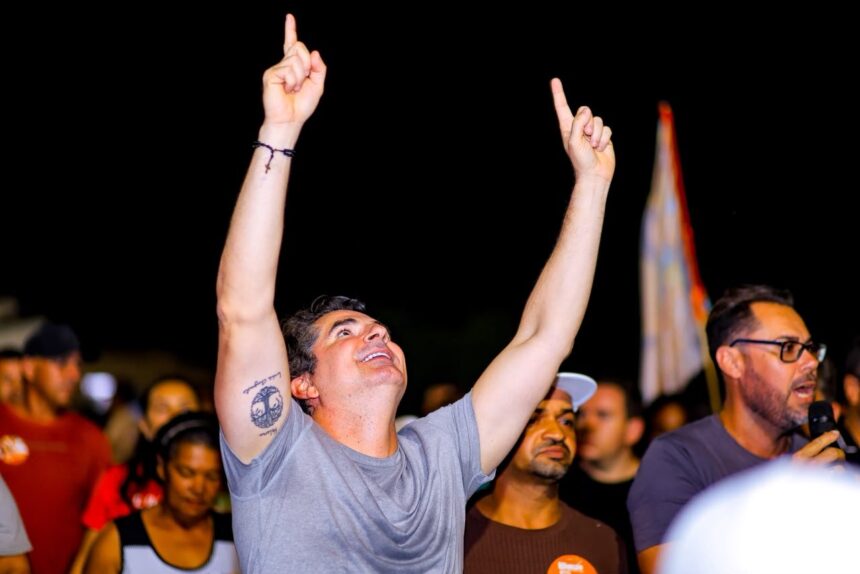 O deputado federal Gustinho Ribeiro durante ato de campanha