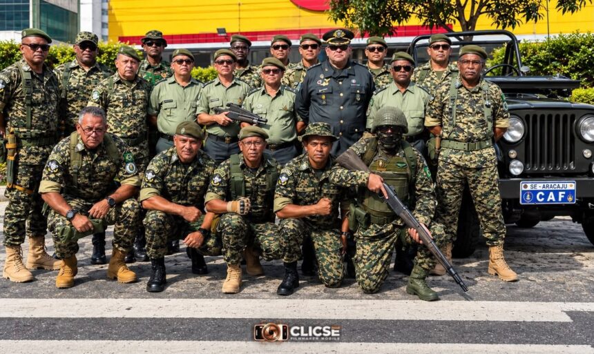 Veteranos do GVEB ao lado de viatura histórica Jeep Willys no desfile de Nossa Senhora do Socorro