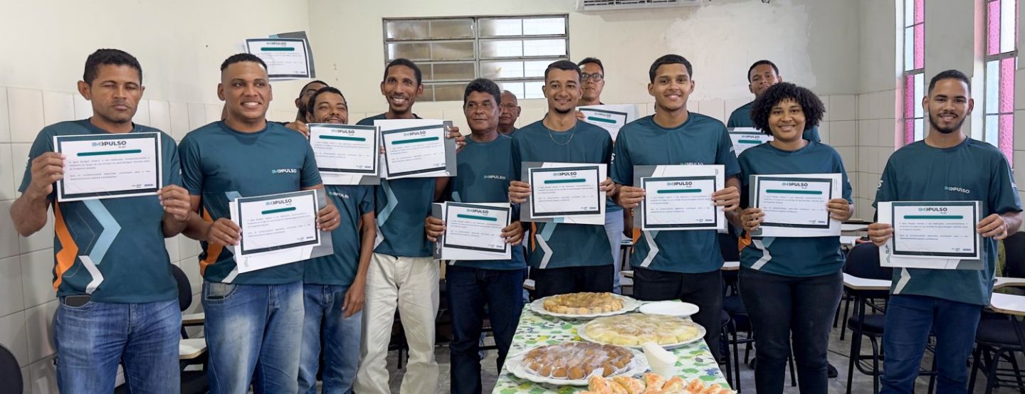 Alunos da primeira turma do Programa Impulso, da Iguá Sergipe, com os certificados do curso de Instalador Hidráulico Predial