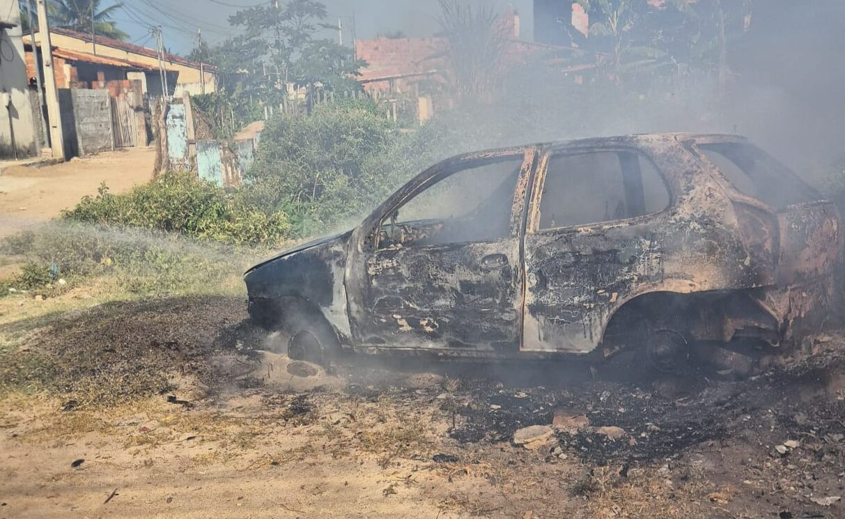 Incêndio em carro abandonado mobiliza bombeiros na zona sul de Aracaju
