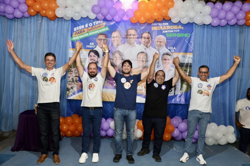 Jorginho Araujo ao lado de lideranças durante encontro no povoado Colônia, em Indiaroba