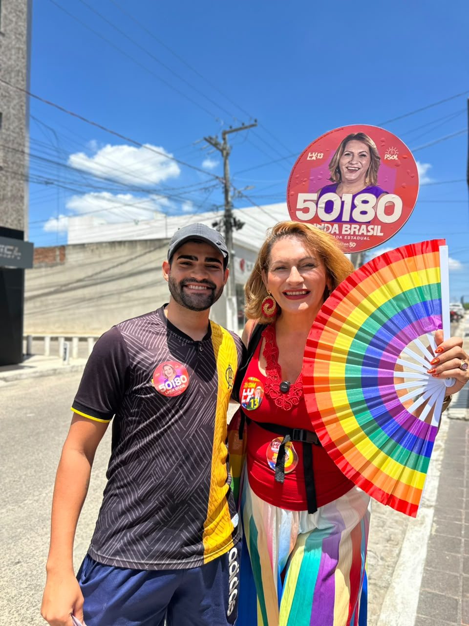 Linda Brasil ao lado de apoiador durante a agenda no interior