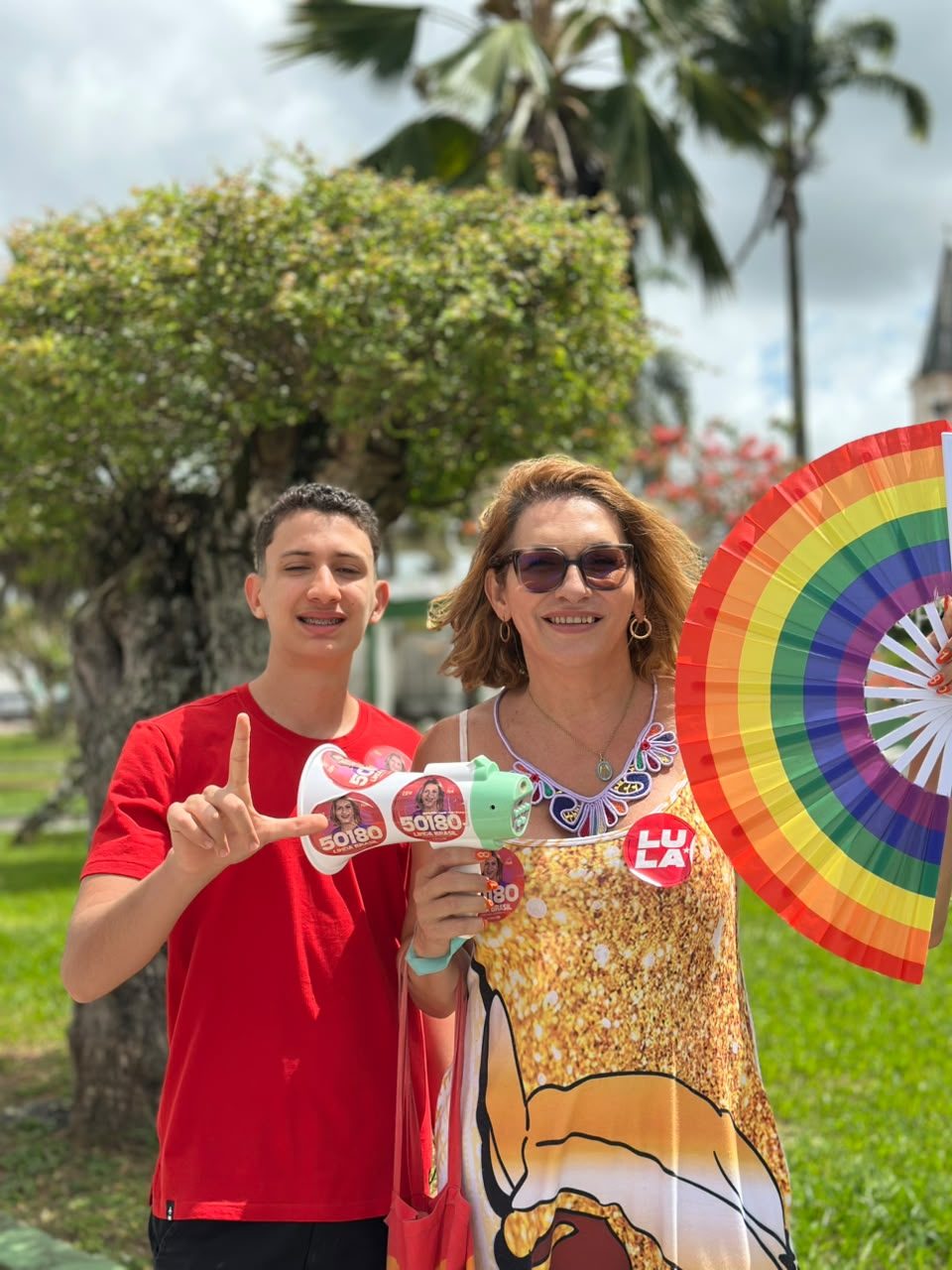 Linda Brasil com apoiador durante a caminhada pelo Vale do Cotinguiba