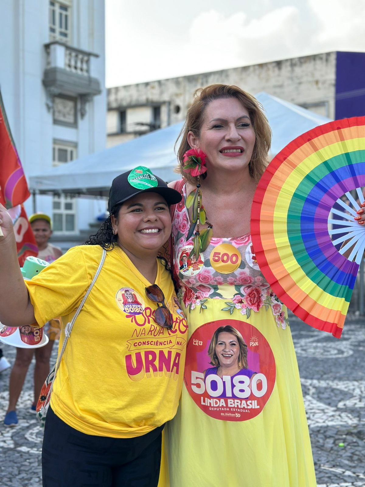 Linda Brasil ao lado de apoiadora durante a caminhada