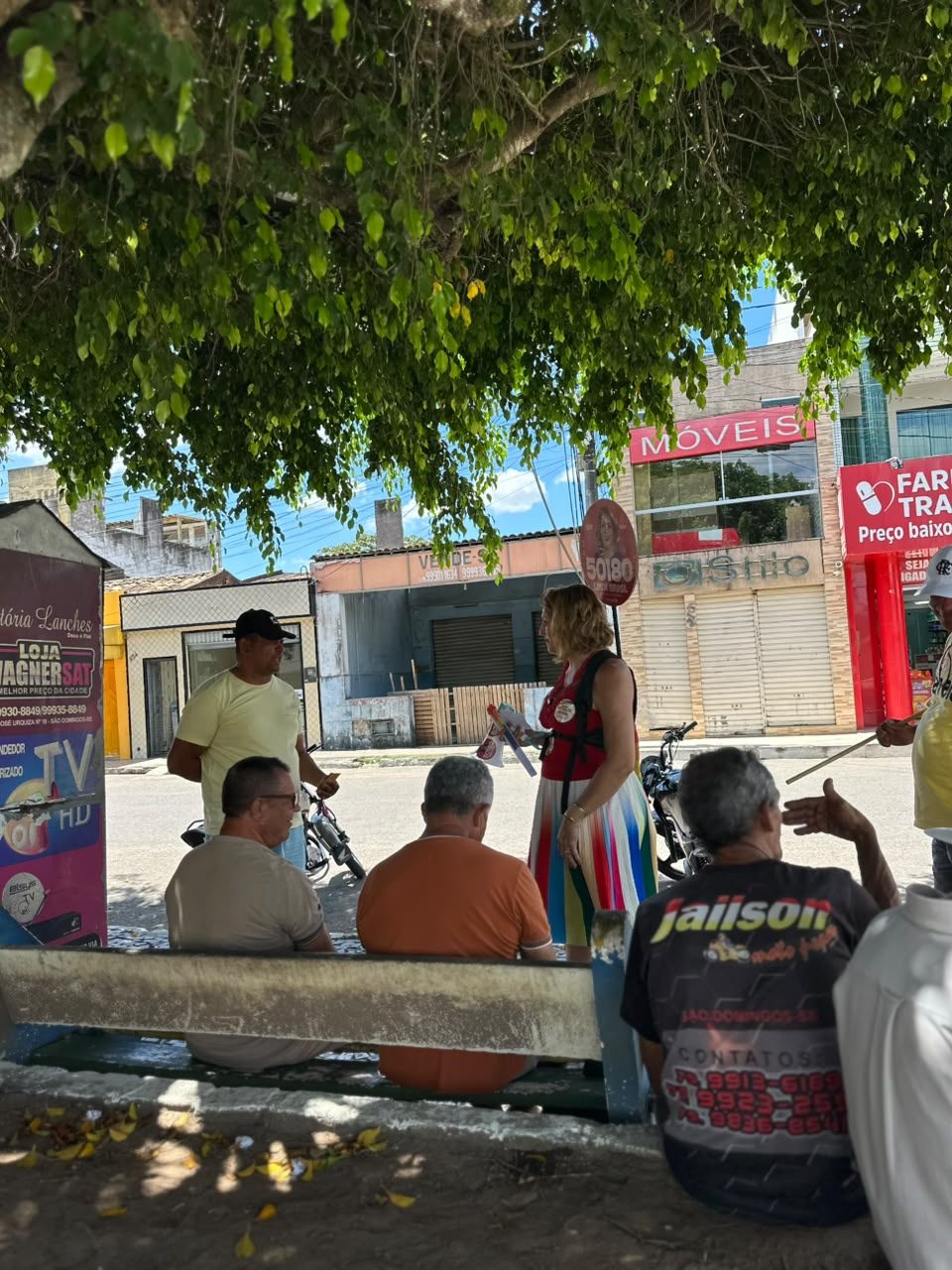 Atividade de campanha na praça de um município sergipano