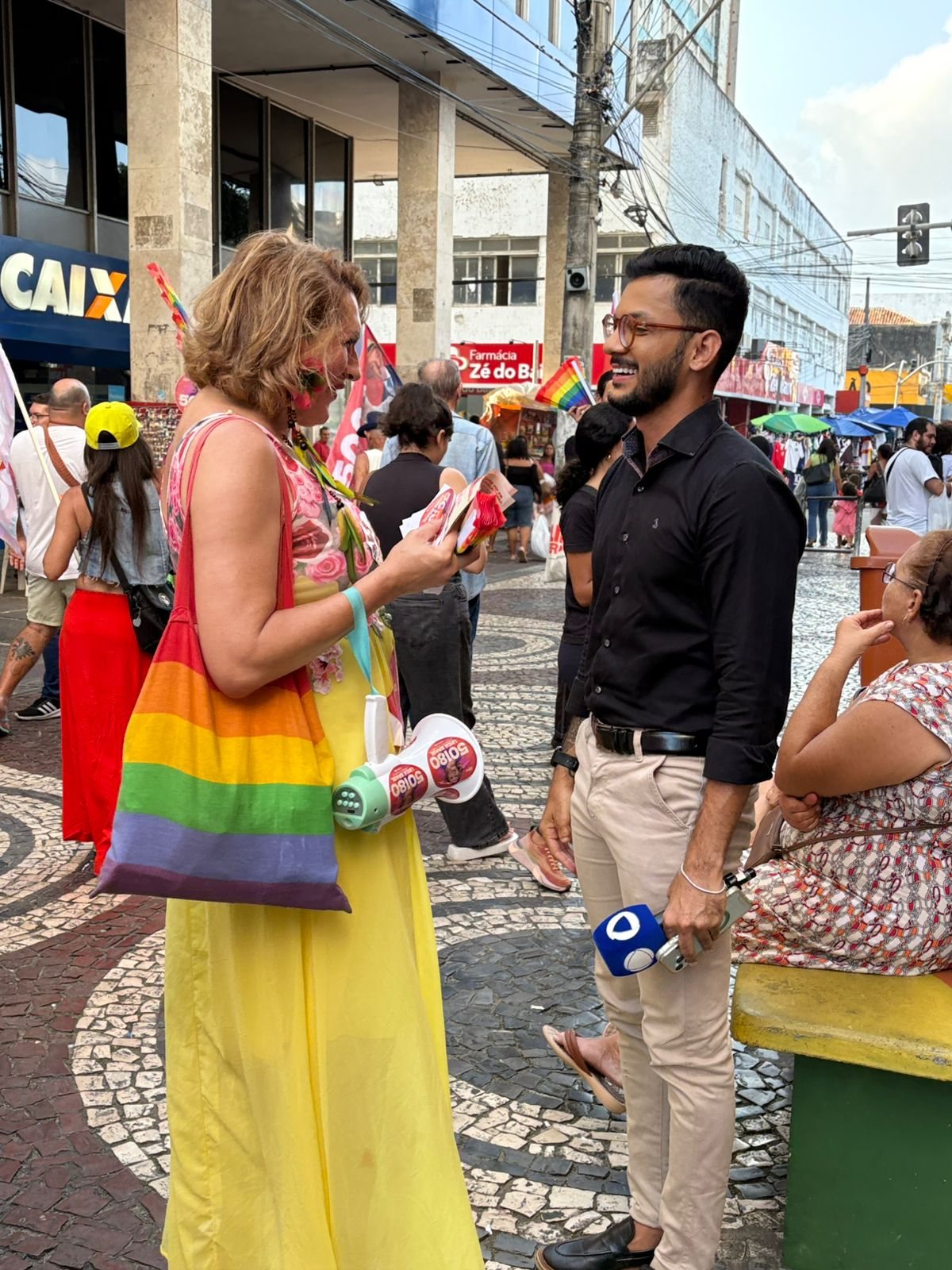 Linda Brasil concede entrevista à imprensa durante a caminhada