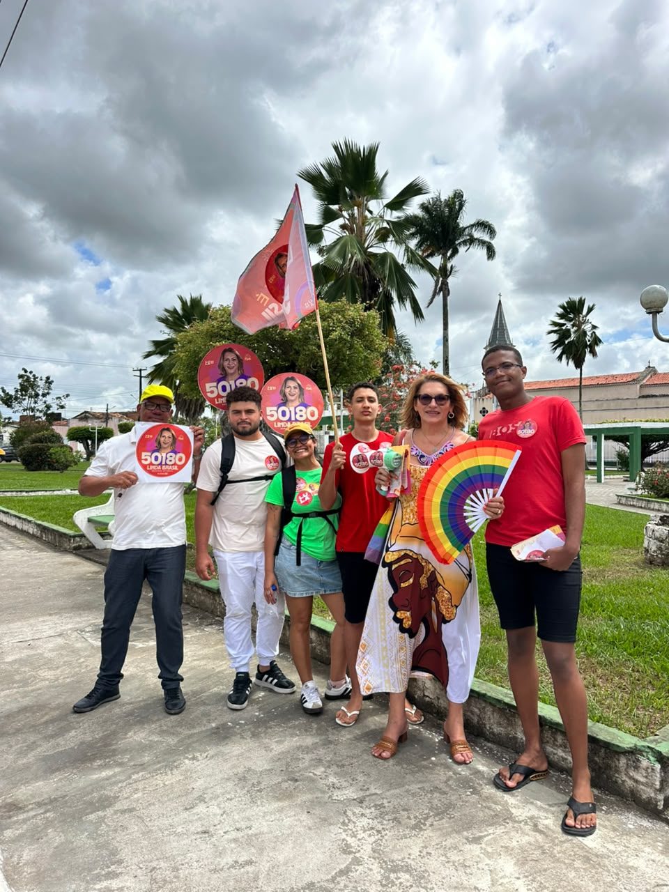Linda Brasil e a equipe de campanha em praça do Vale do Cotinguiba