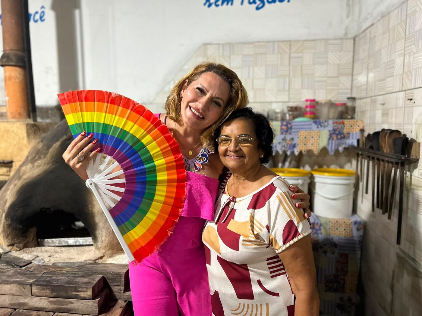 Visita a uma casa de produção artesanal, ao lado de apoiadora