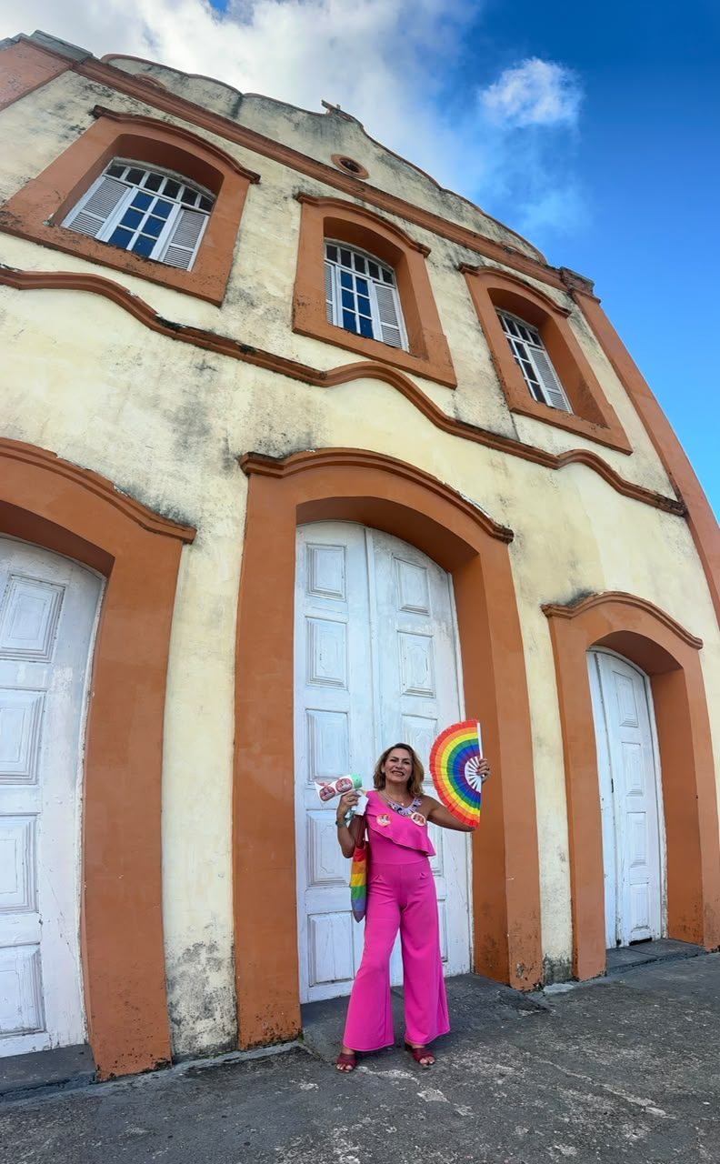A candidata diante do casario histórico de São Cristóvão