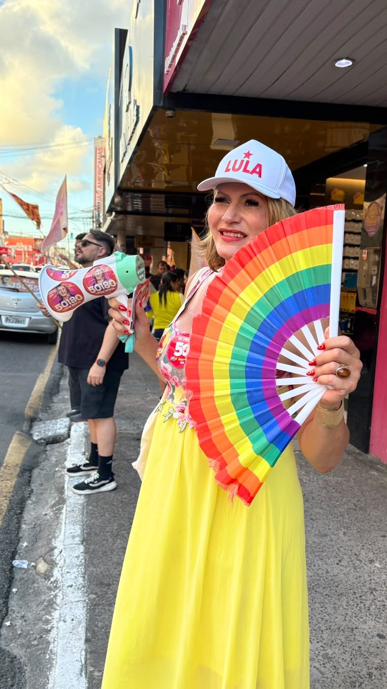 Linda Brasil durante atividade de campanha no Centro de Aracaju