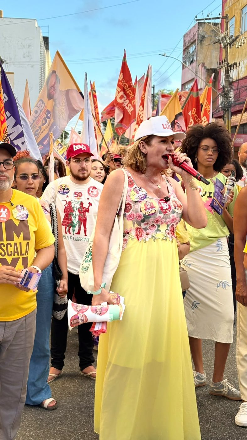 Linda Brasil usa o megafone durante a caminhada