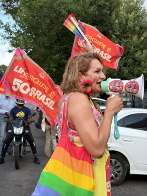 Linda Brasil fala ao megafone durante a caminhada do Psol no Centro de Aracaju