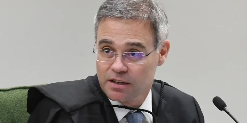 Mendonça confirma veto a publicações que associam Flávio Bolsonaro à padroeira