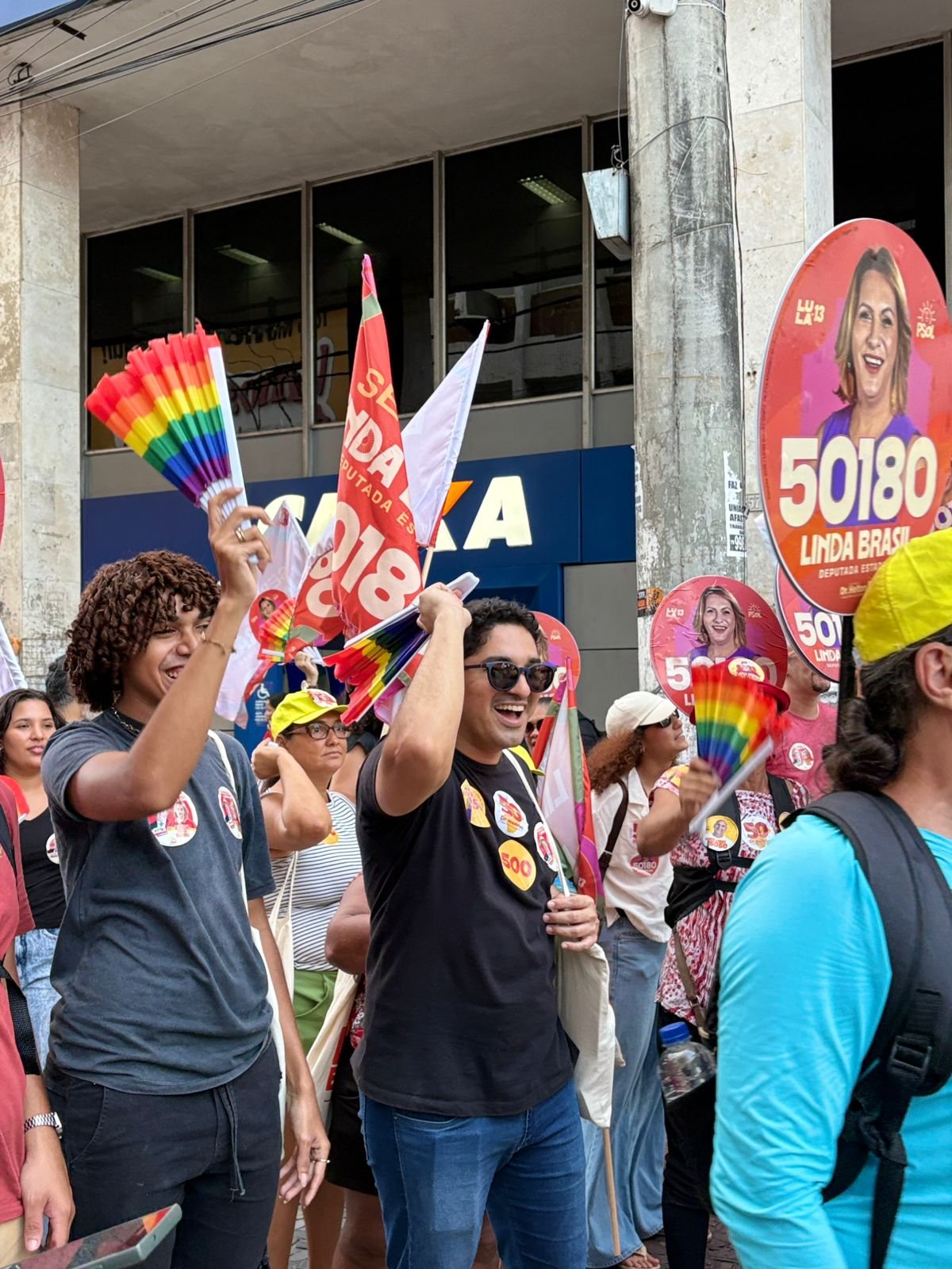 Apoiadores erguem leques e placas durante a mobilização na Praça Fausto Cardoso