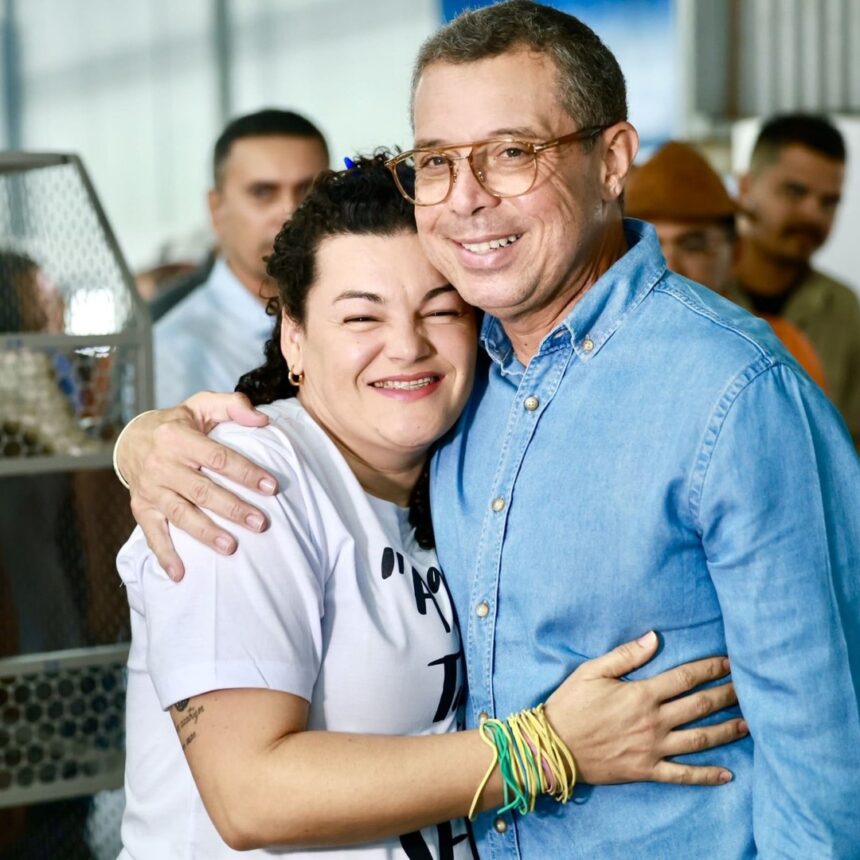 O governador Fábio Mitidieri abraça trabalhadora durante visita a empresa sergipana