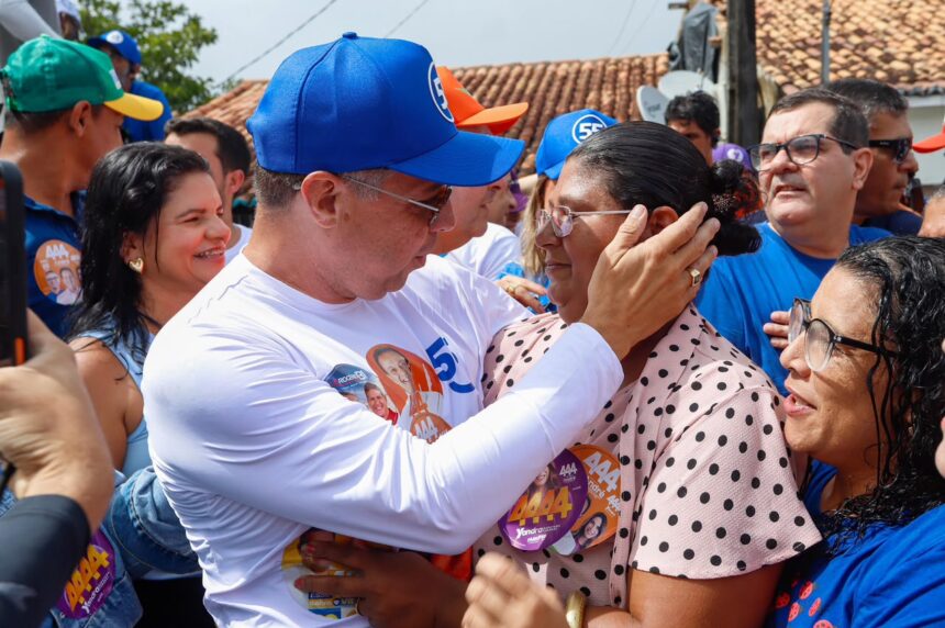 Fábio Mitidieri cumprimenta eleitores em agenda pelo estado
