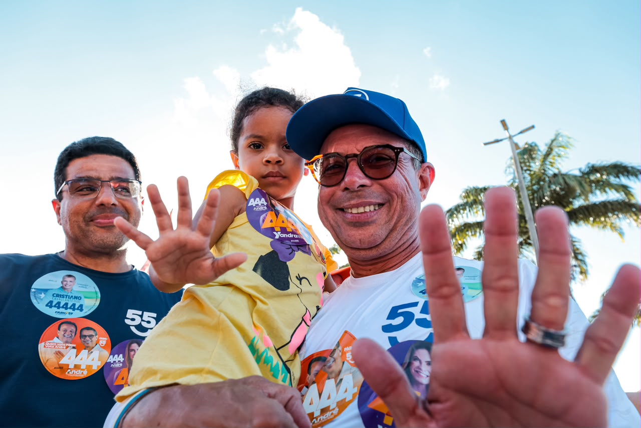 Fábio Mitidieri entre apoiadores em agenda recente