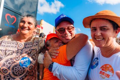 Fábio Mitidieri é recebido por moradoras durante campanha em Sergipe