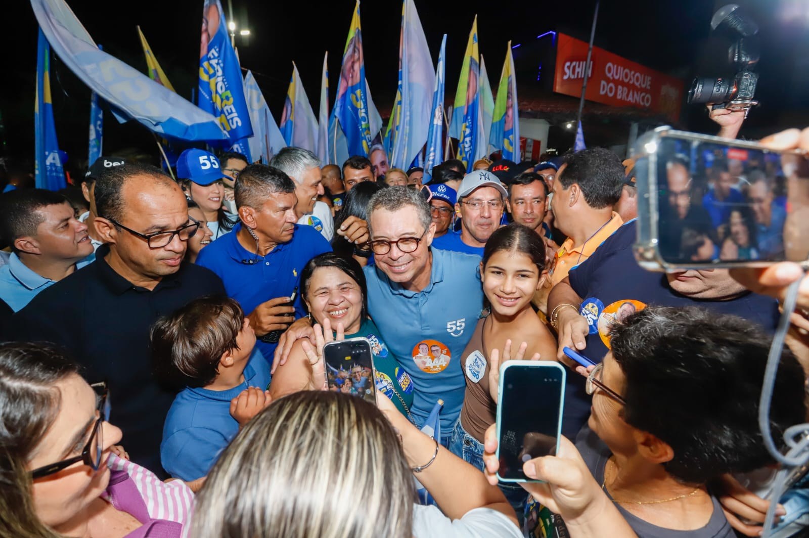 O governador Fábio Mitidieri cercado por apoiadores em agenda de campanha
