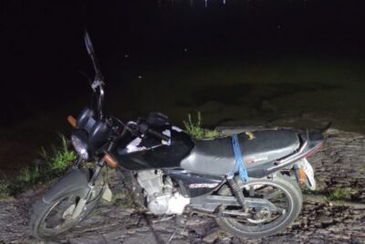 PM recupera moto furtada e prende suspeitos em Santana do São Francisco