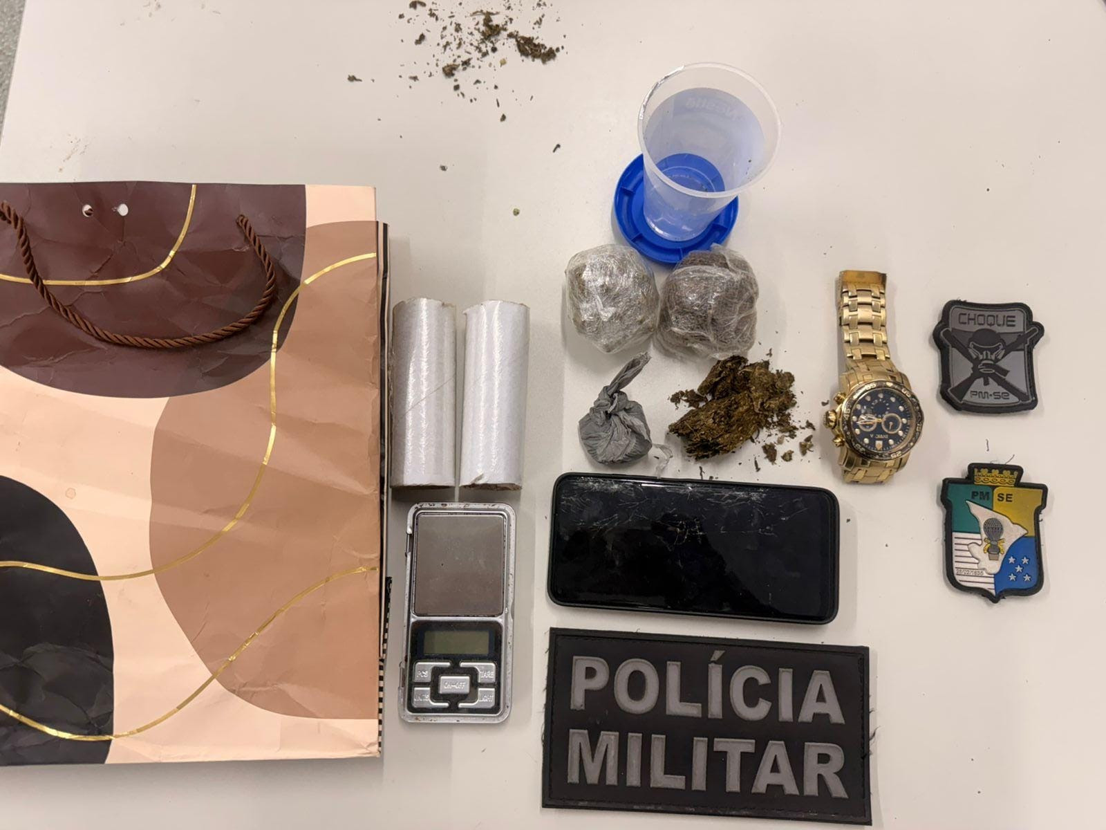 Polícia prende homem que descartou bolsa com drogas ao ver viatura