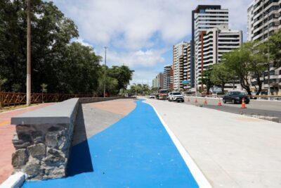 Prefeita Emília Corrêa inaugura calçadão reformado da 13 de Julho