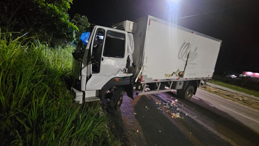 PRF prende dois caminhoneiros após manobra perigosa e colisão na BR-235