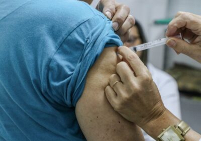Sergipe começa a vacinar idosos 85+ com a vacina pneumocócica 20-valente