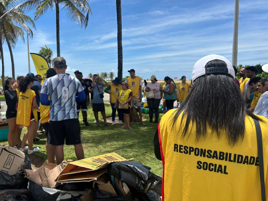 UNINASSAU mobiliza voluntários para limpar a praia da Cinelândia