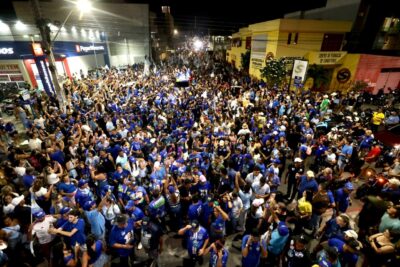 Público acompanha a Onda Azul nas ruas de Itabaiana