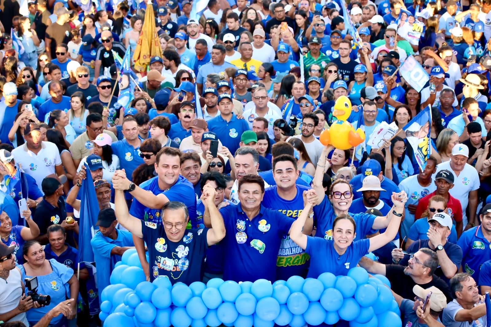 Apoiadores acompanham o trajeto da Onda Azul em Itabaiana