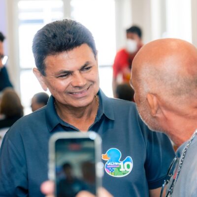 O candidato ao Governo de Sergipe Valmir de Francisquinho cumprimenta professor na sede do Sintese