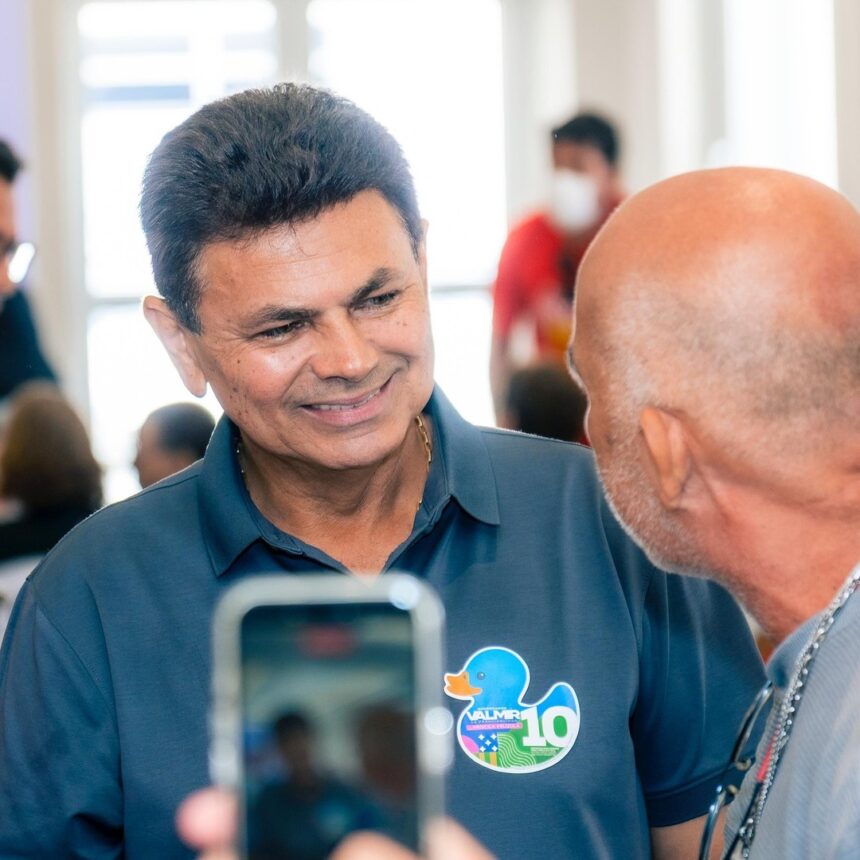 O candidato ao Governo de Sergipe Valmir de Francisquinho cumprimenta professor na sede do Sintese