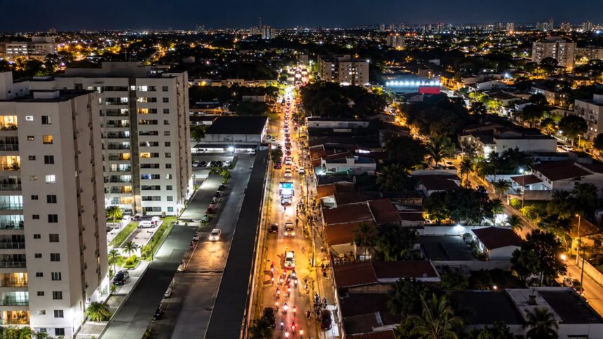 Cláudio Mitidieri durante a carreata no bairro 18 do Forte, em Aracaju