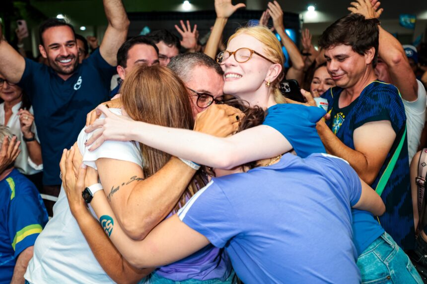 Fábio Mitidieri comemora a reeleição ao lado da família