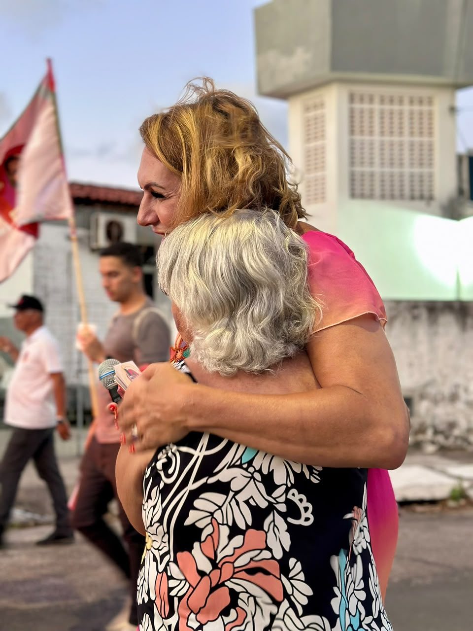 Abraço de apoiadora durante a caminhada