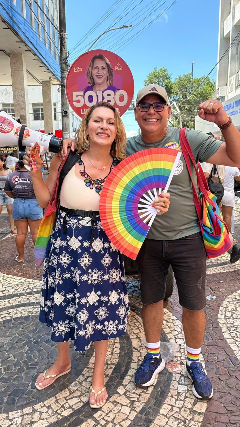 A candidata ao lado de apoiador no calçadão, no último dia de campanha