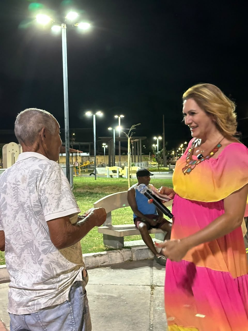 Conversa com morador em praça, no fim do dia