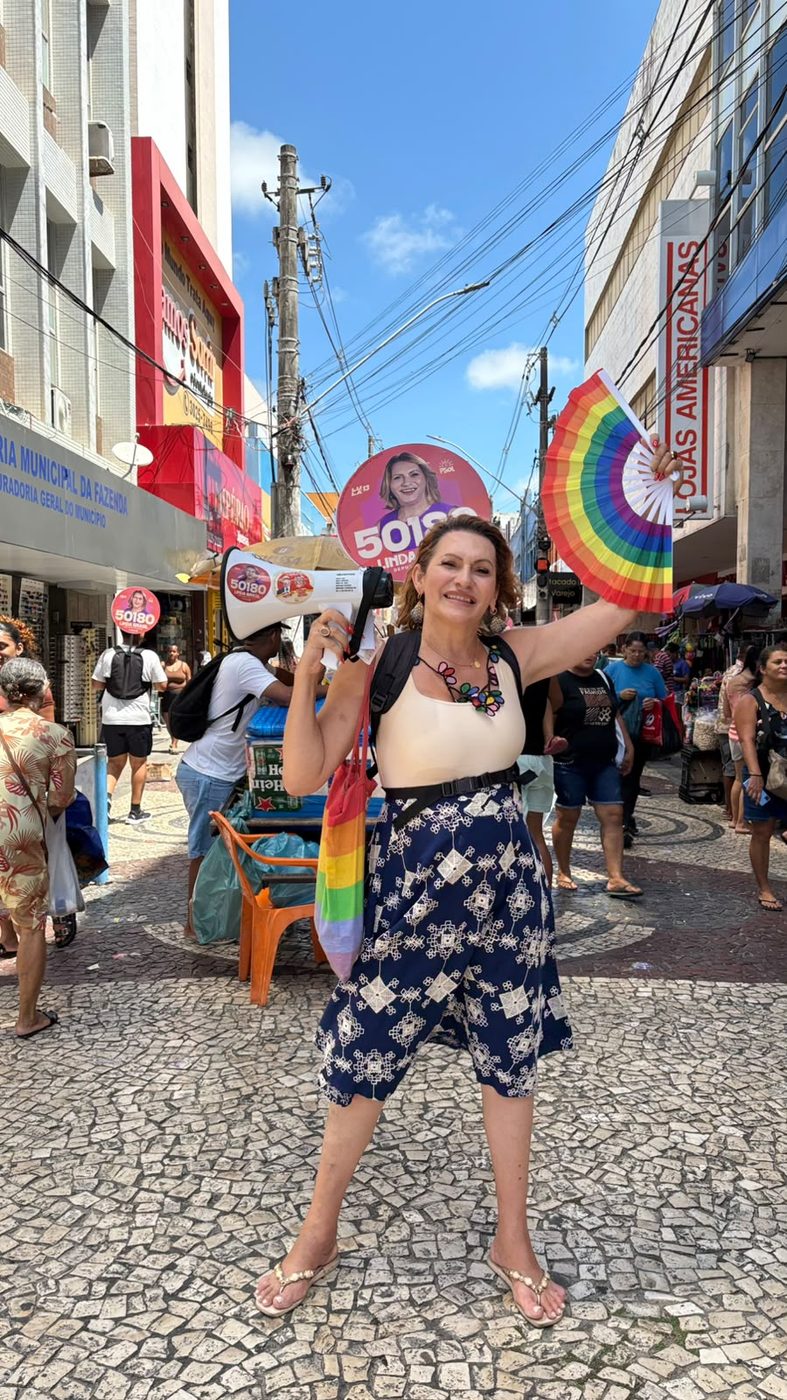 Linda Brasil ergue leques coloridos no calçadão do Centro de Aracaju