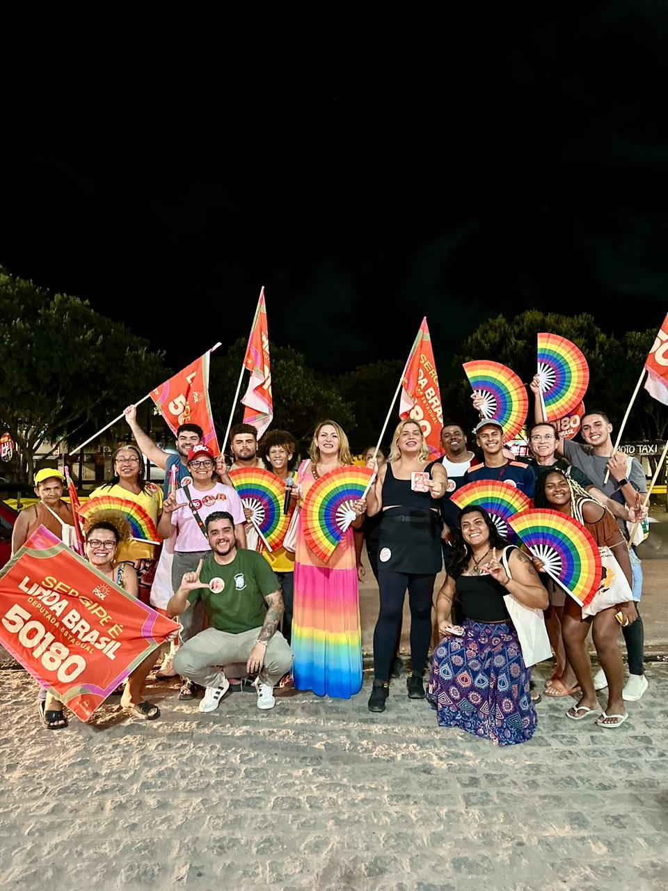 Militantes acompanham a caminhada com bandeiras da campanha